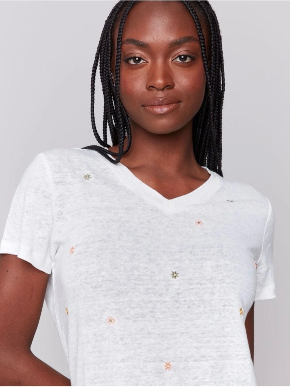 Sz M🇨🇦⭐️NWT Charlie B Cream V Neck Linen Blend Tee with Embroidered Flowers